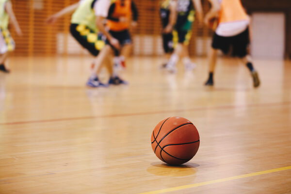 Basketballspiel in einer Sporthalle