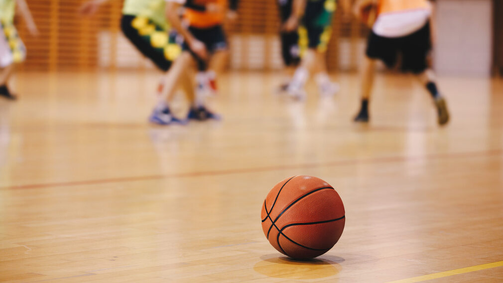 Basketballspiel in einer Sporthalle
