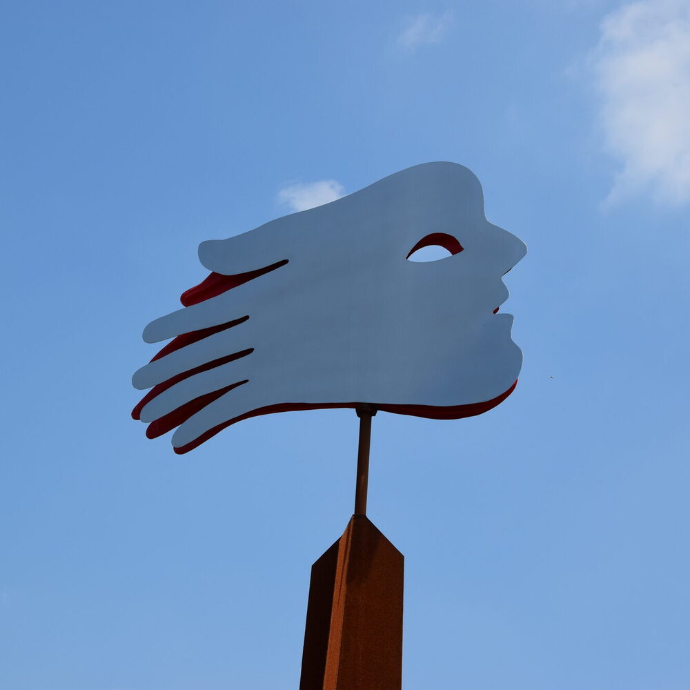 Emsdeich-Skulptur "HEADhand" von Ernst Huesmann