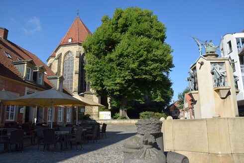 Marktplatz mit Brunnen und Martinuskriche