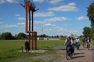 Skulptur Webstuhl mit Radfahrern