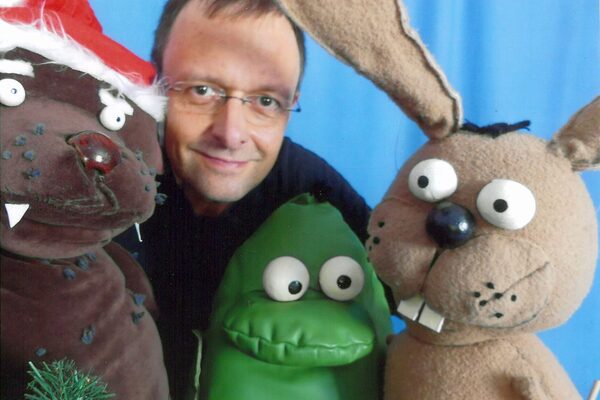 Wolfgang Kaup-Wellfonder mit seinen Puppen